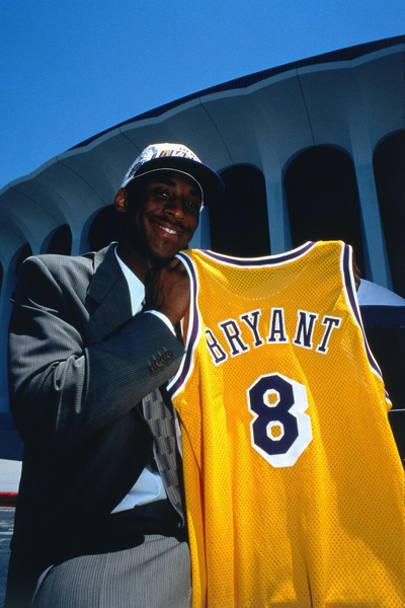 1997 Orgoglioso mostra la maglia numero 8 dei Lakers che indosser ininterrottamente fino a fine stagione 2015/2016 (Nba/Getty)